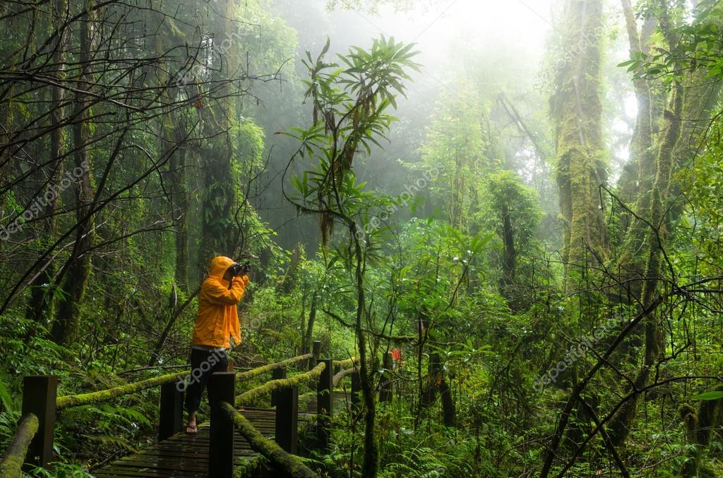 depositphotos_115960384-stock-photo-traveller-taking-photo-at-beautiful